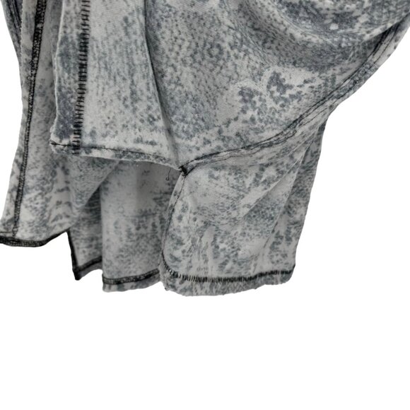 Free People Women's Gray Snake Print Short Sleeve Top Tourist Tee size medium - Picture 12 of 12